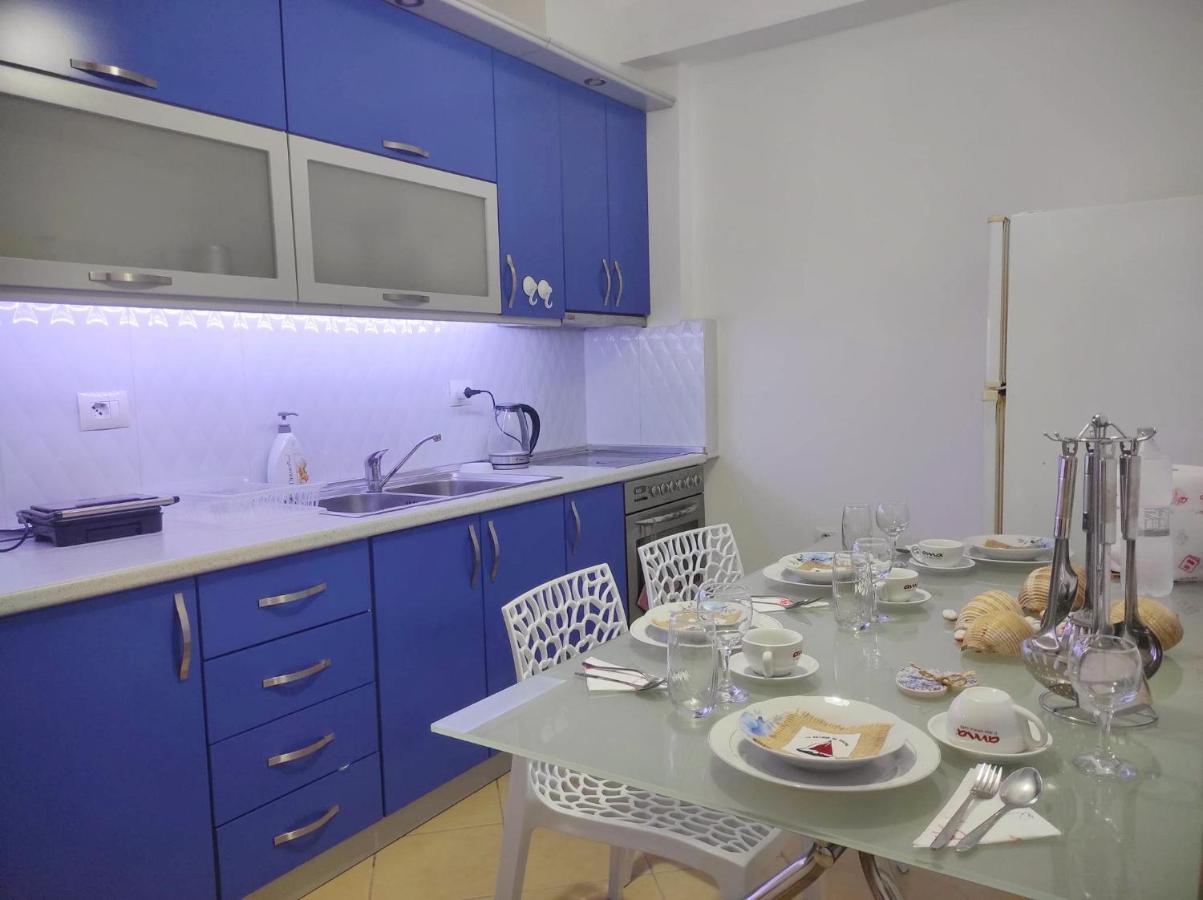 Coastal Retreat - Beach Apartment Vlorë Esterno foto