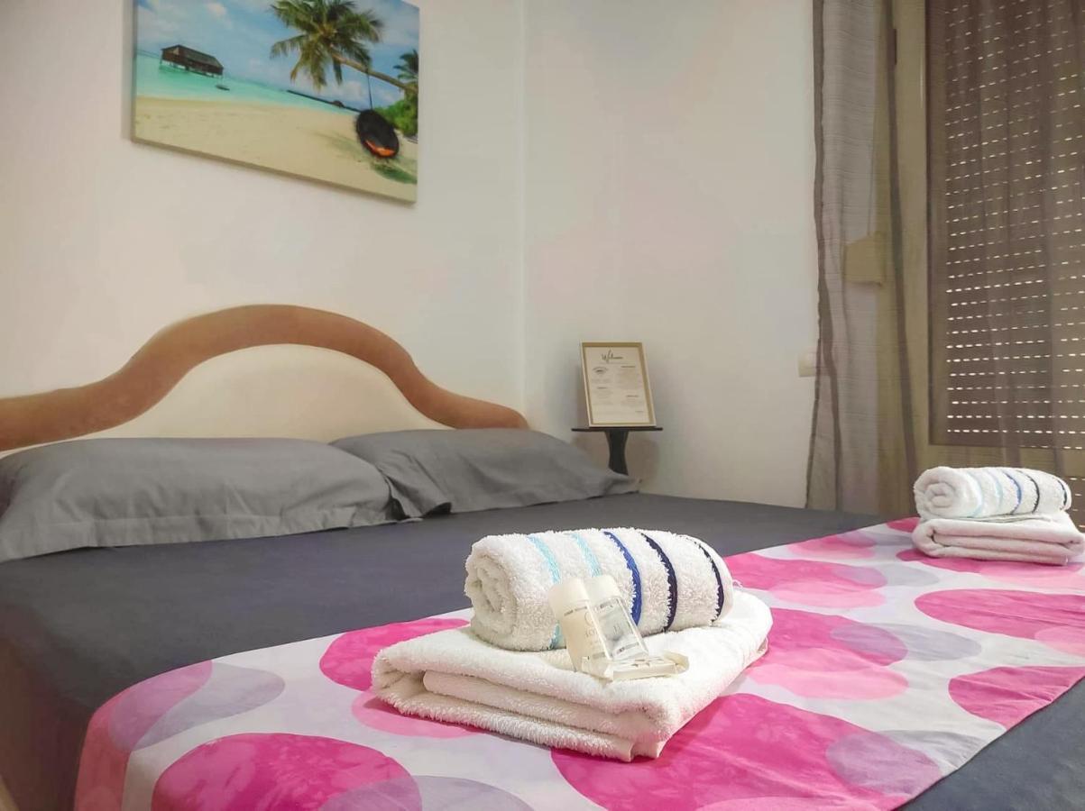 Coastal Retreat - Beach Apartment Vlorë Esterno foto