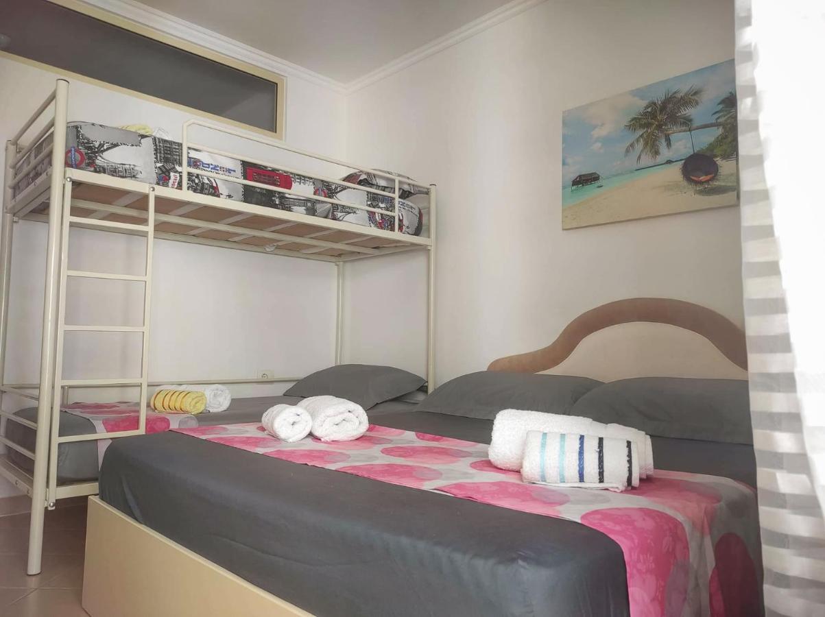 Coastal Retreat - Beach Apartment Vlorë Esterno foto