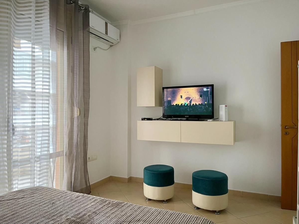 Coastal Retreat - Beach Apartment Vlorë Esterno foto