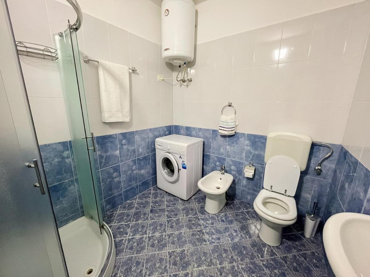 Coastal Retreat - Beach Apartment Vlorë Esterno foto