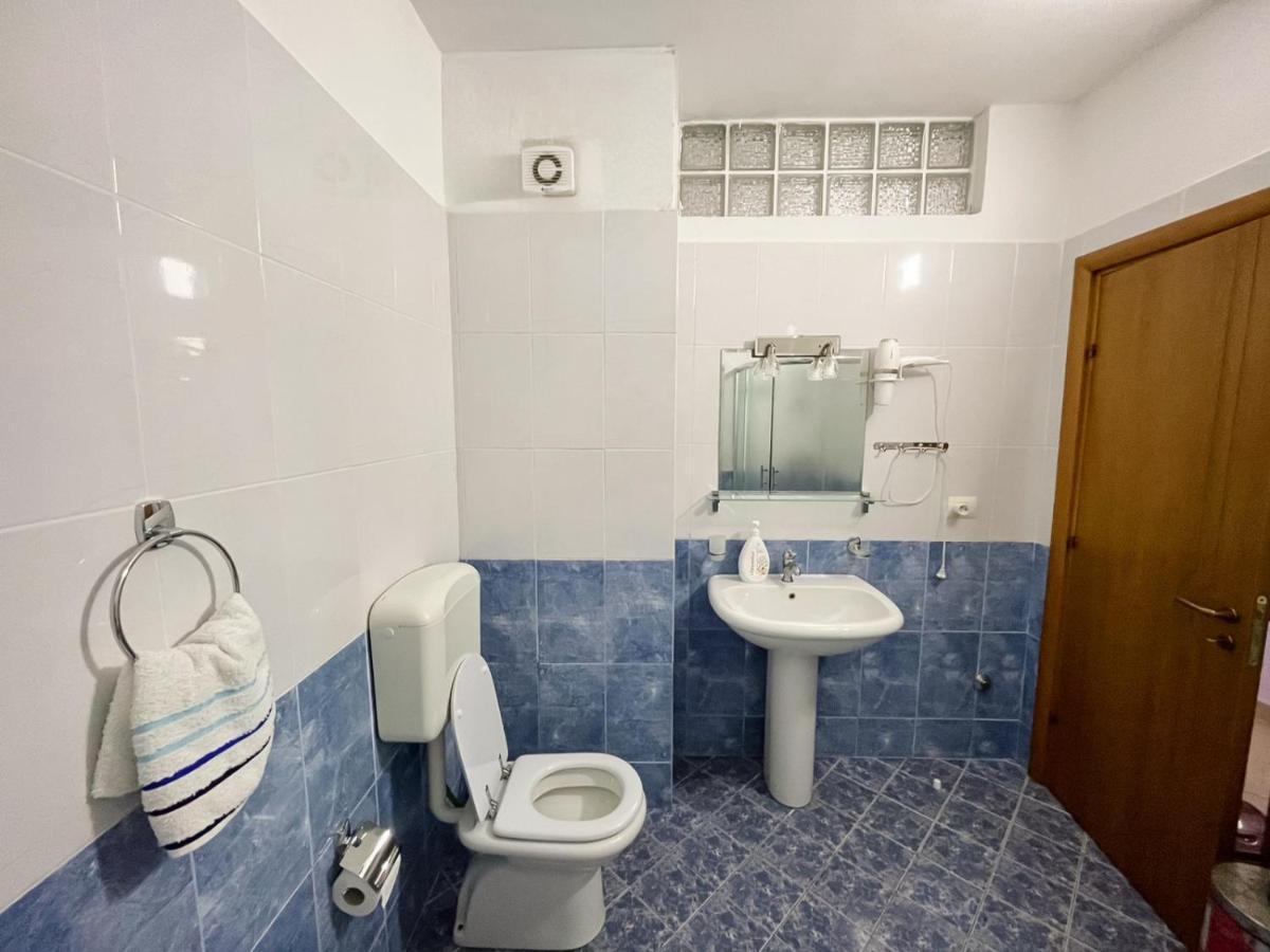 Coastal Retreat - Beach Apartment Vlorë Esterno foto